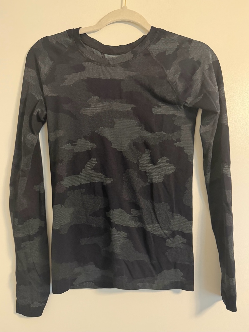Athleta Black & Gray Camouflage Long Sleeve Top
